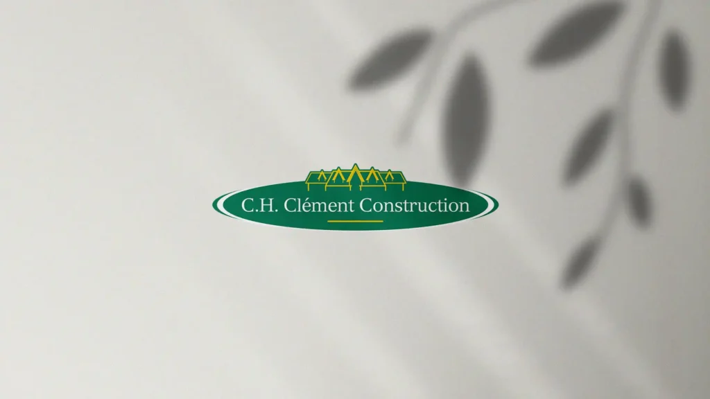 Image avec le logo ovale vert et jaune "C.H. Clément Construction" centré sur un fond blanc texturé, avec des ombres de feuilles projetées sur le côté droit.