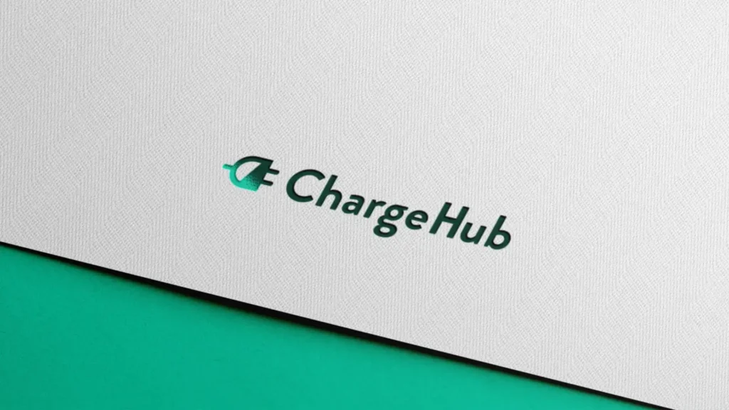 Un logo "ChargeHub" vert foncé avec une prise stylisée, sur un fond blanc texturé avec une bande verte en diagonale.