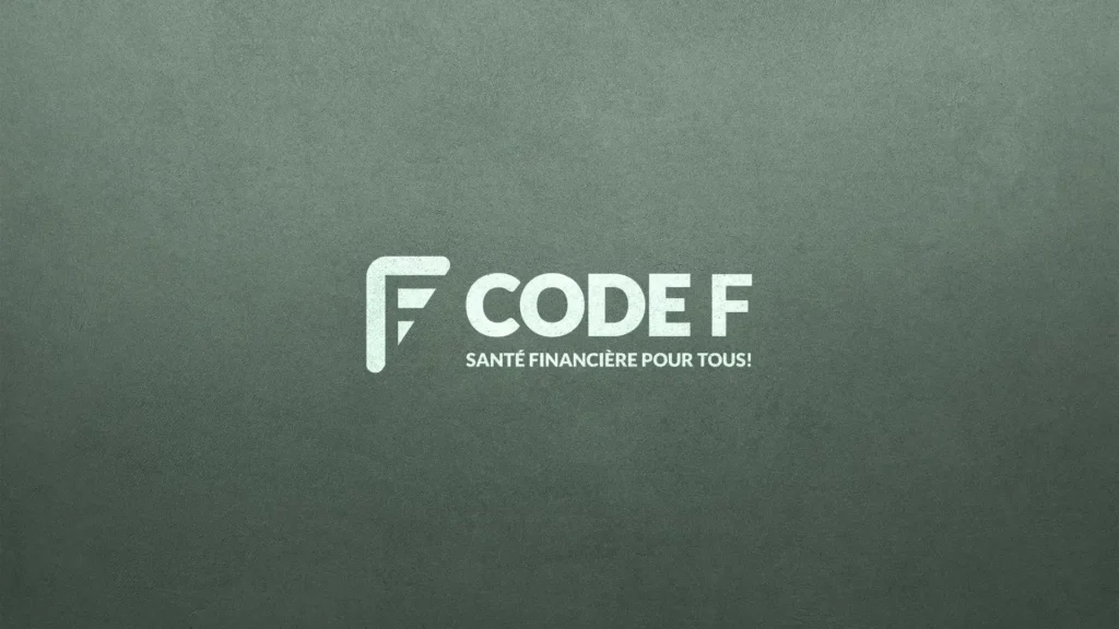 Un logo "CODE F" en blanc avec la mention "SANTÉ FINANCIÈRE POUR TOUS!" en dessous, sur un fond gris foncé avec une texture subtile.