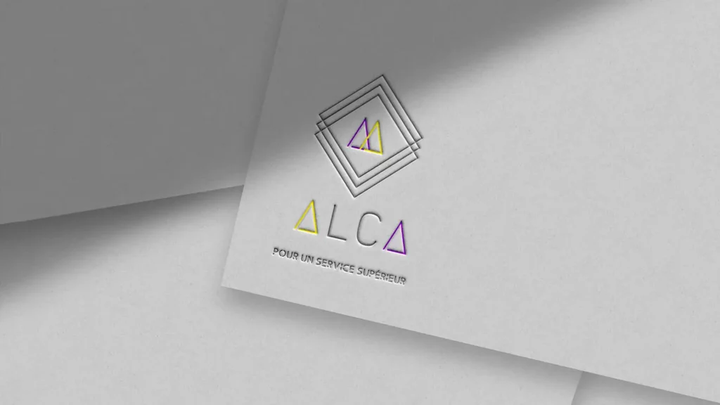 Un papier blanc avec le logo "ALCA" en lettres fines et colorées (violet, jaune) et l'inscription "POUR UN SERVICE SUPÉRIEUR" en petites lettres grises, avec une ombre projetée sur le papier.