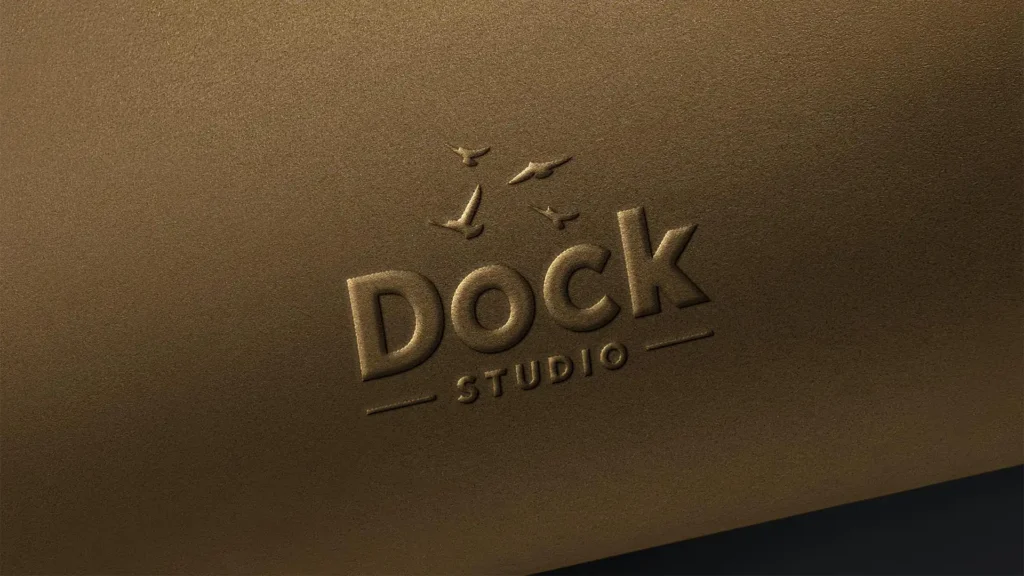 Logo en relief 'Dock Studio' et silhouettes d'oiseaux sur un fond texturé brun doré.