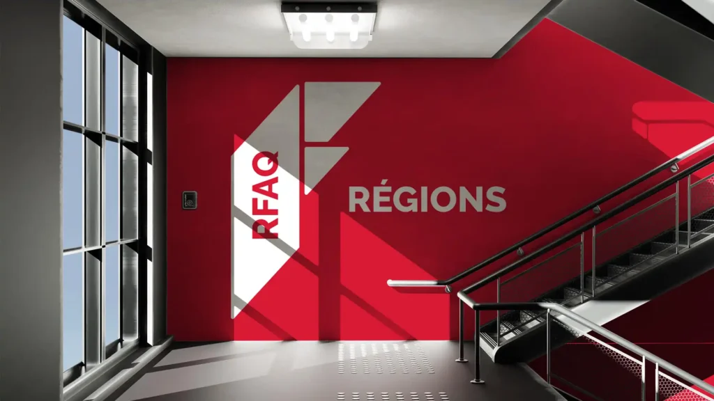 Image d'un escalier intérieur avec un mur rouge affichant le logo "RFAQ" en blanc et l'inscription "RÉGIONS" en gris, avec une fenêtre à gauche et un escalier en métal à droite.