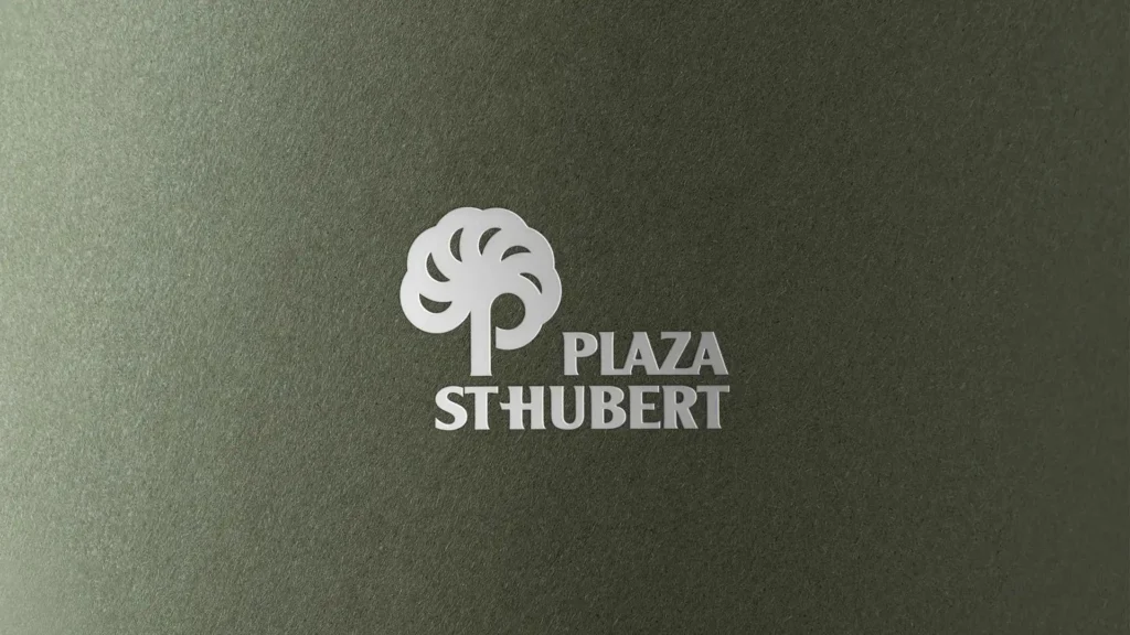 Image montrant le logo "Plaza St-Hubert" en lettres argentées avec un symbole d'arbre stylisé, sur un fond texturé vert foncé.
