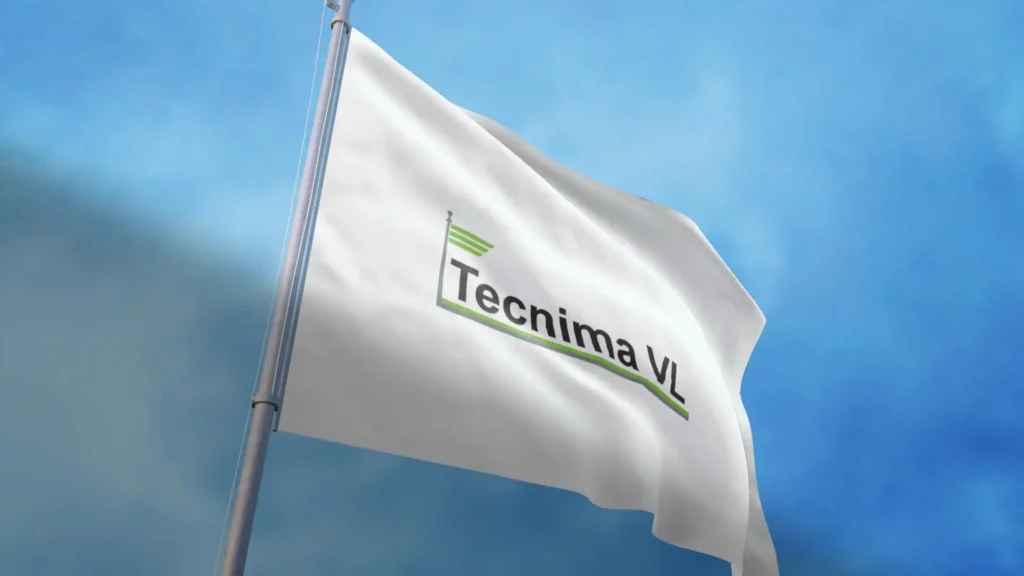 un drapeau blanc flottant avec le logo "Tecnima VL" en vert et gris, sur un mât en métal, avec un ciel bleu nuageux en arrière-plan.