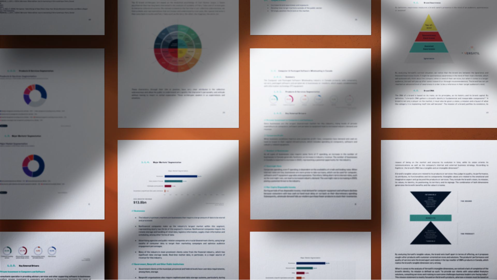 Plusieurs documents imprimés avec du texte, des graphiques et des diagrammes, disposés en mosaïque sur un fond marron avec des ombres.