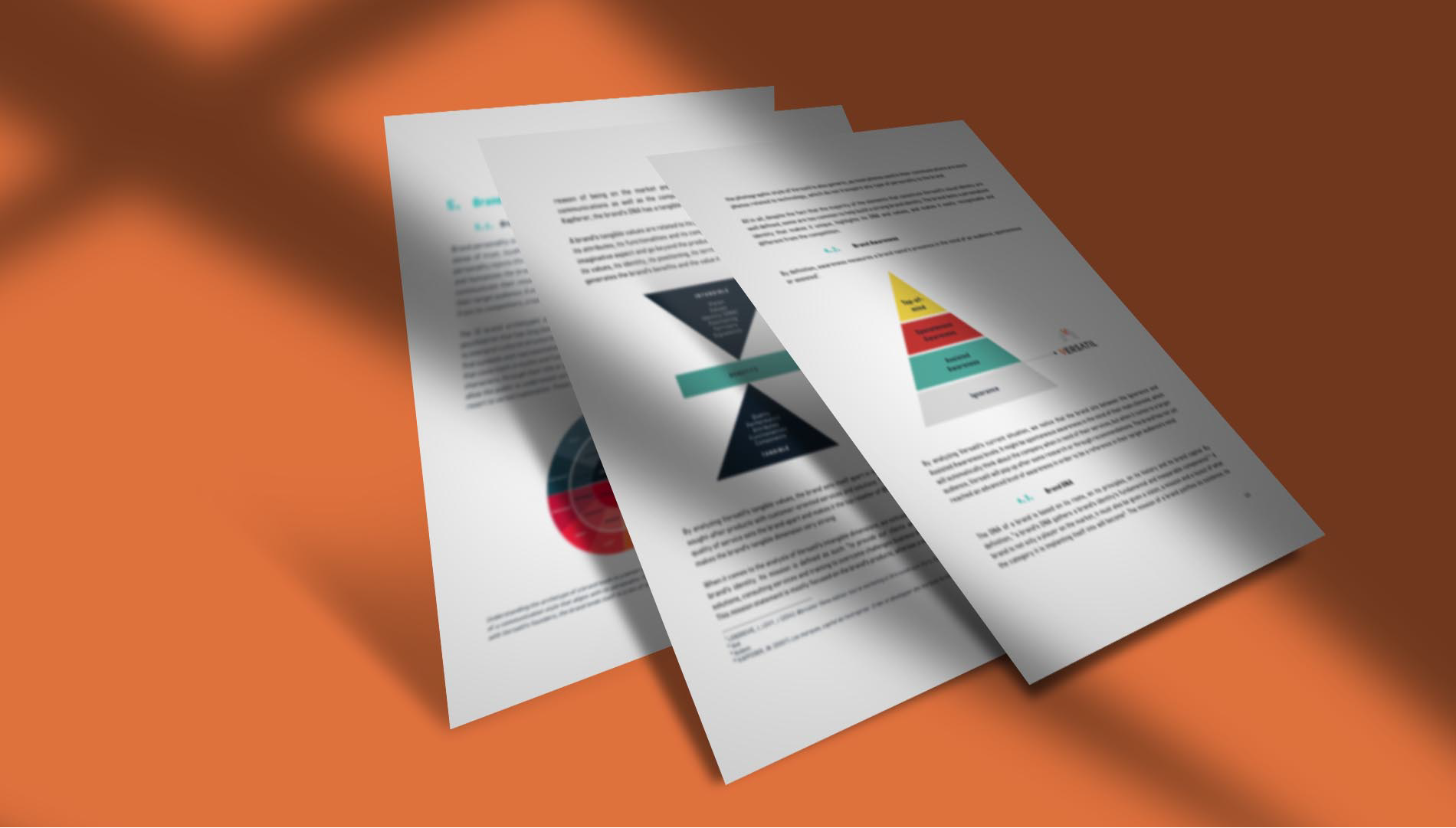 Trois documents imprimés avec du texte et des diagrammes, disposés en éventail sur un fond orange avec des ombres de feuilles.