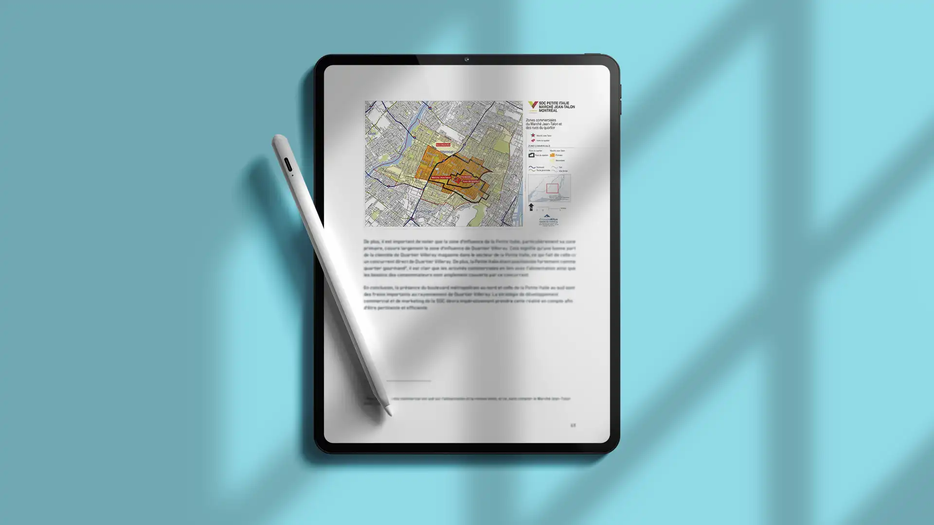 Une tablette affiche un document avec une carte et du texte, accompagnée d'un stylet blanc, sur un fond bleu.